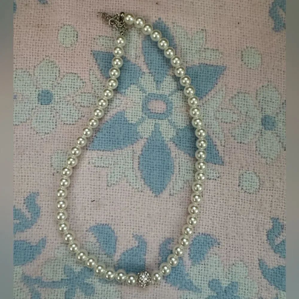 Classic White Faux Pearl Necklace with Sparkle Accent